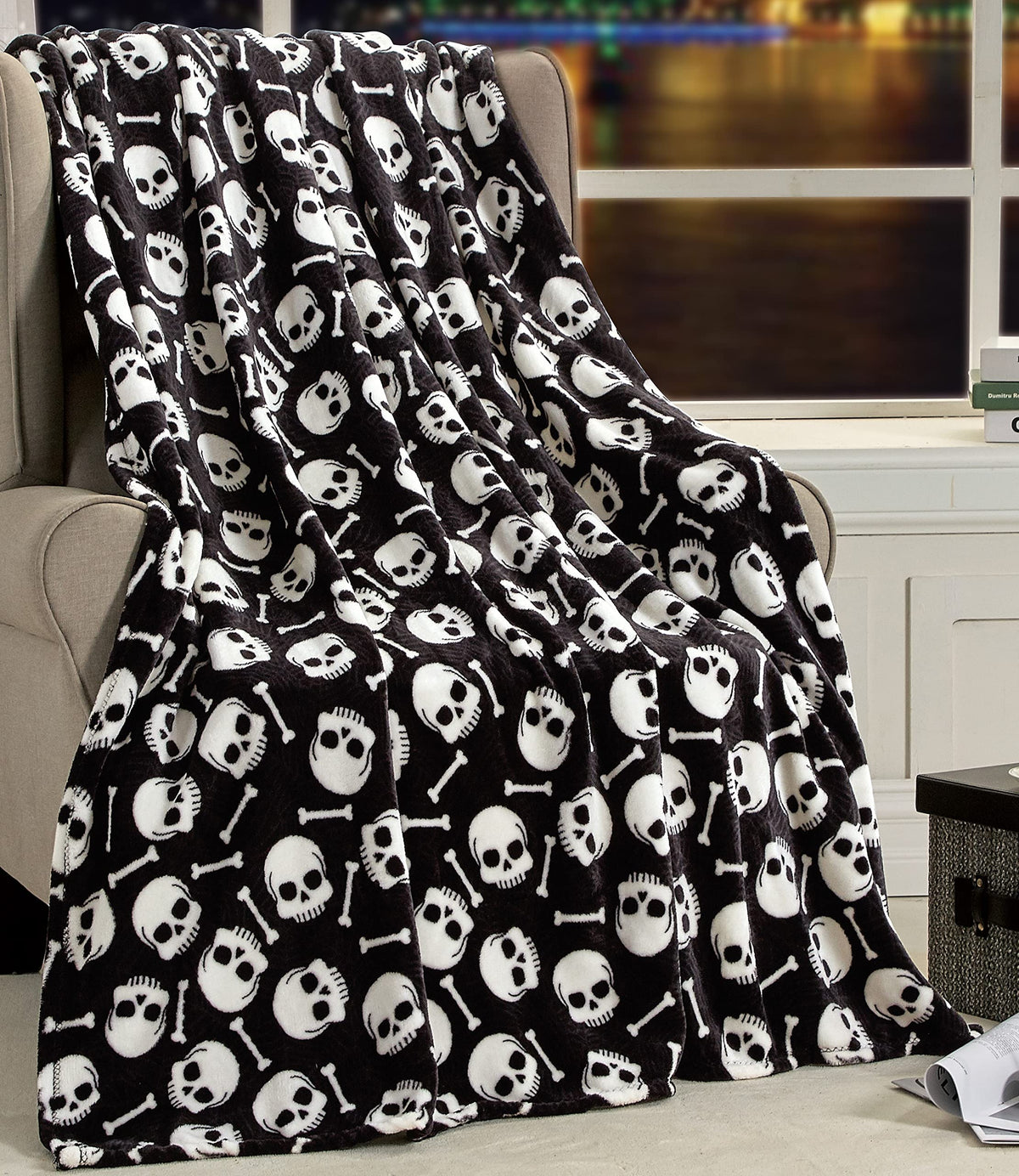Elegant Comfort Lightweight Throw Blanket- Halloween Themed, Soft, Cozy and Plush- Perfect for Lounging This Spooky Season, 50 x 60 inches, Skull & Bones